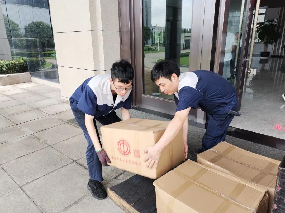 “夏日送清涼”，通力向生產一線員工分發(fā)市總工會夏日慰問品